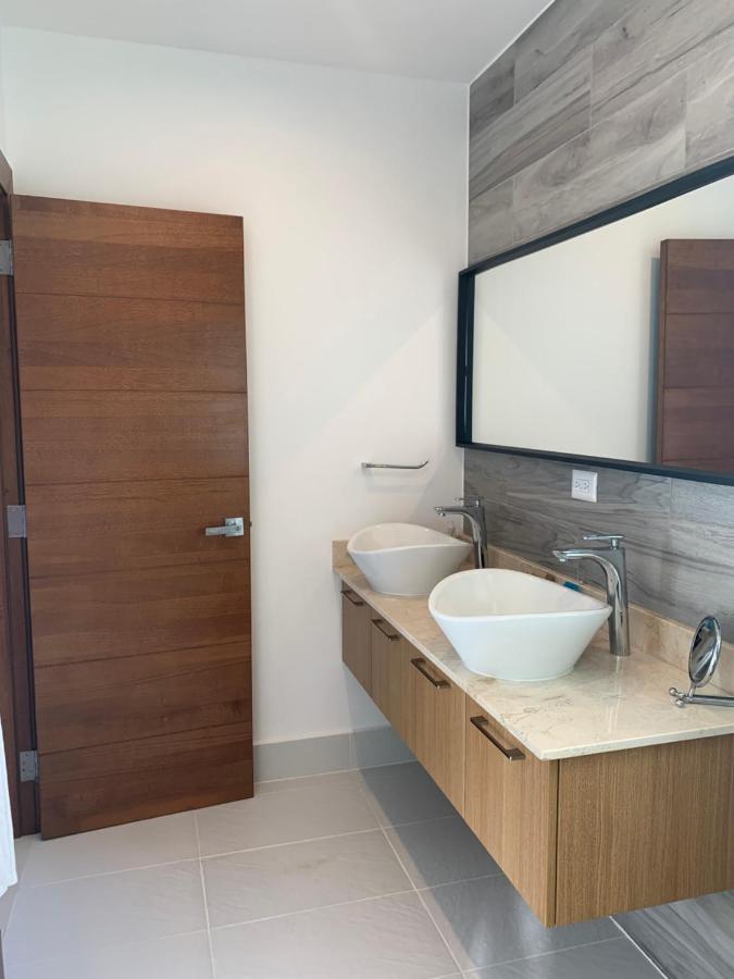 Stylish Luxury San Juan Lakes In Gated Community In Downtown With Private Pool Villa